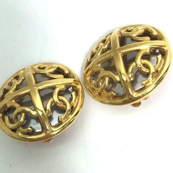 CHANEL Vintage Gold Earrings - Picture 2 of 6